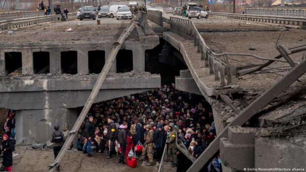 Люди ховаються від російських обстрілів під зруйнованим мостом через річку Ірпінь на початку березня