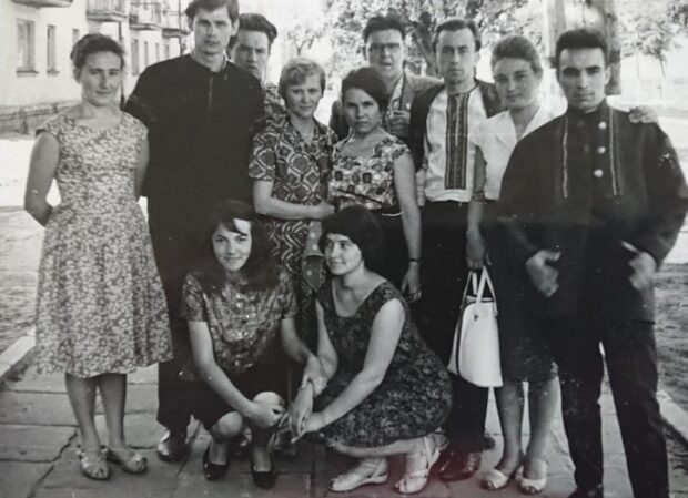 Севрук Галина з друзями. Стоять у центрі Людмила Семикіна та Галина Севрук. Львів, 1962 рік.