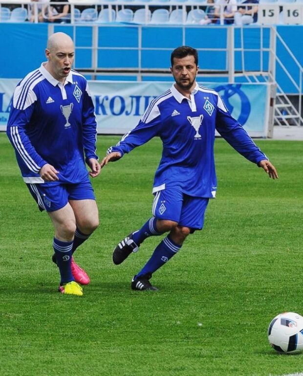 Дмитро Гордон грає в футбол