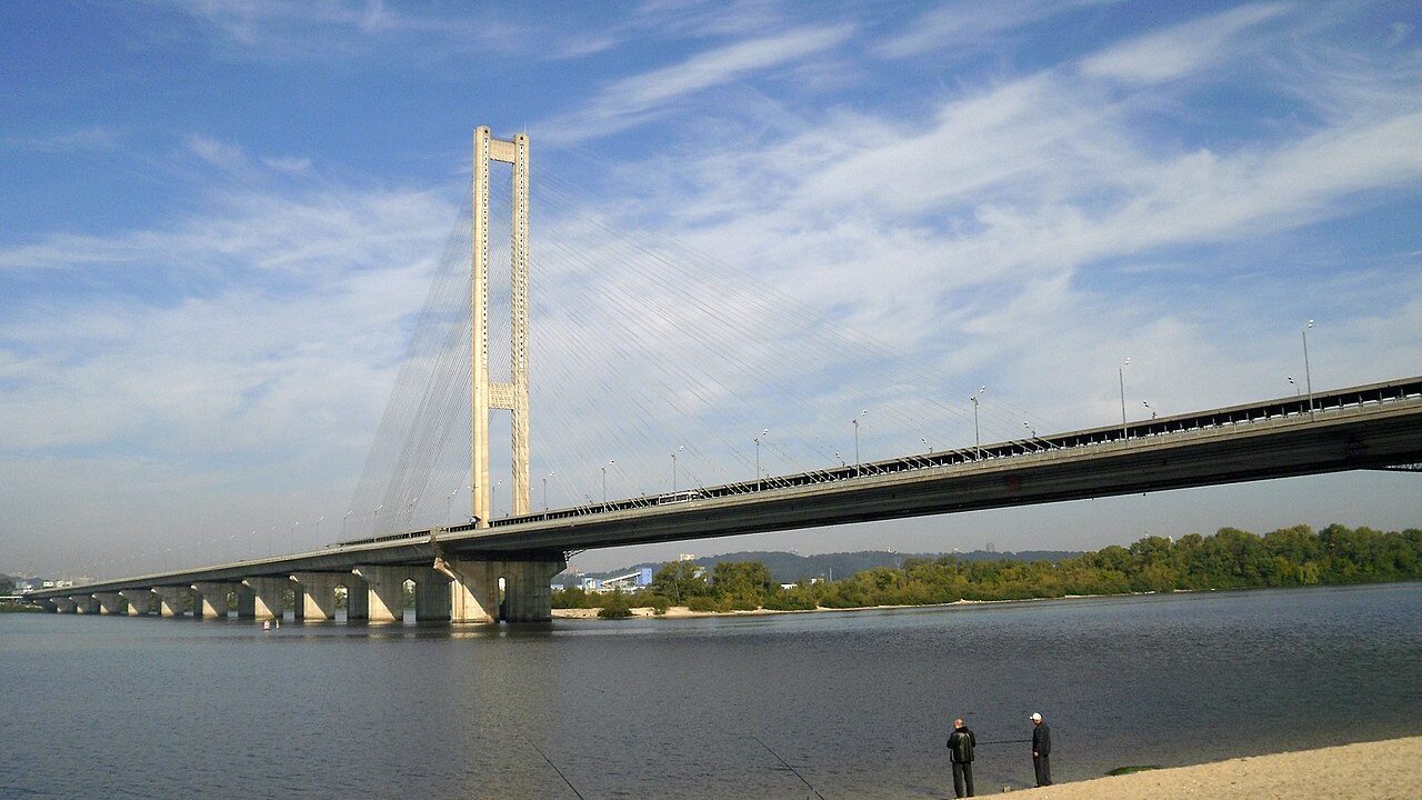 У столиці Південний міст закриють для приватного транспорту