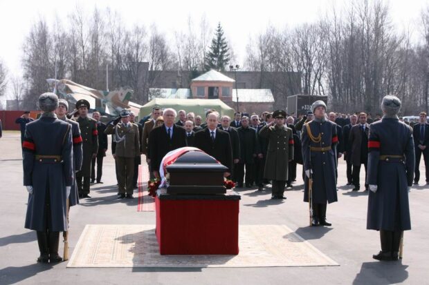 Смоленськ. Труна з тілом Леха Качинського на летовищі (11 квітня 2010 р.)