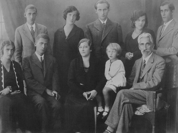 Родина Крушельницьких, початок 1930-х років, частину сім'ї було страчено. Це фото стало символом винищення сталінським режимом української інтелігенції.