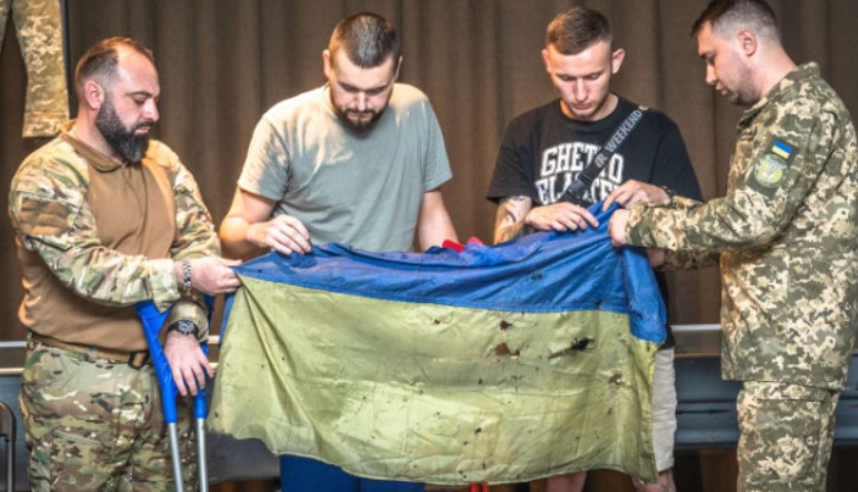 Прапор України, що майорів над Азовсталлю тепер у музеї