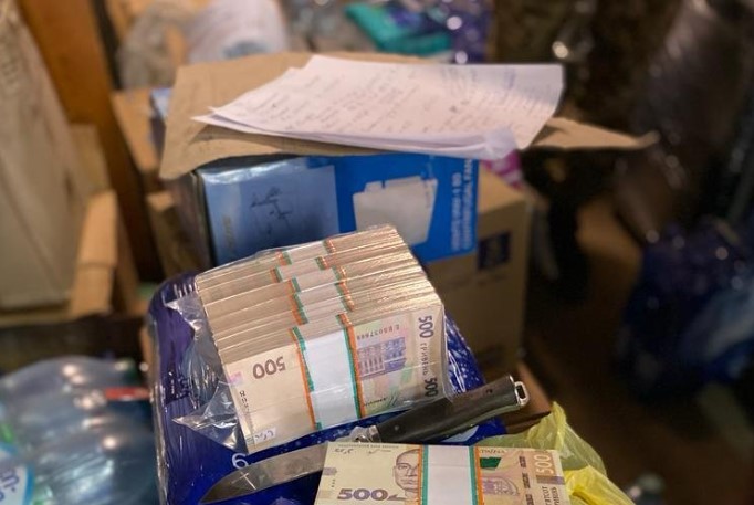 У столиці затримали бізнесмена, який продавав гумдопомогу