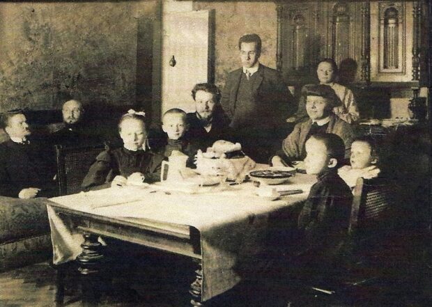 Ігор Сікорський (стоїть в центрі) гостює у своєї родички, подруги Лесі Українки Наталії Вишинської-Гроздової (сидить праворуч від нього). Латинський квартал у Києві, 1907 рік


