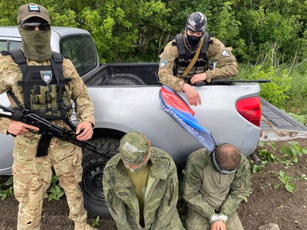 Учасники легіону “Свободу Росії” взяли в полон бійців так званих “лнр” та “днр”.