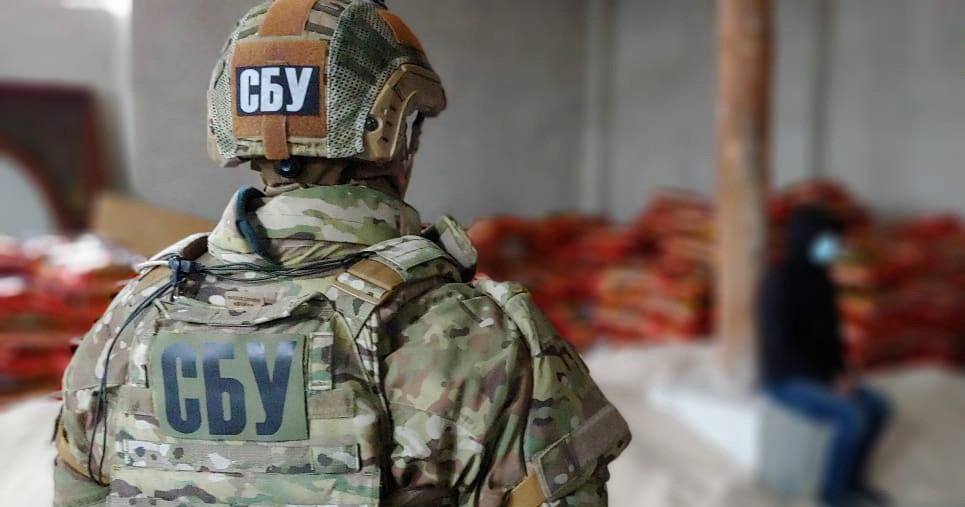 У столиці чиновник за хабарі сприяв  легалізації росіян, які втекли з рф в Україну