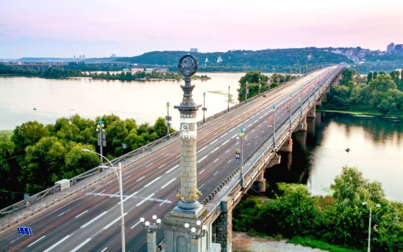 КМДА спростовує інформацію про нові правила проїзду мостом Патона