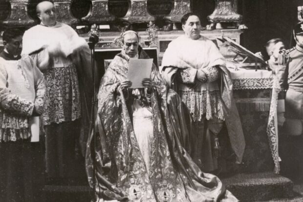 Папа Римський Пій ХІІ зачитує промову, 1940 рік.