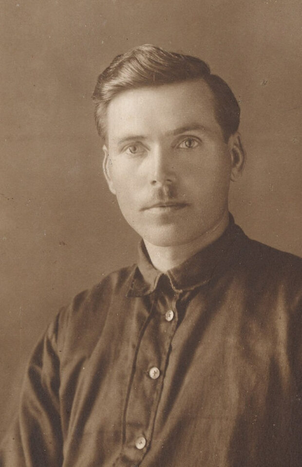 Вчитель майбутньої малярки Олександр Статева, засновник і перший директор художньої школи Петриківського розпису.
