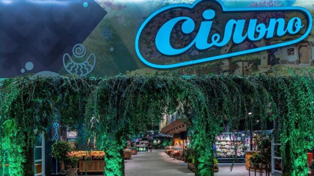 ТРЦ Blockbuster Mall, де відкрився дизайнерський супермаркет «Сільпо». Декорації магазину натхненні мультфільмом “Мавка”
