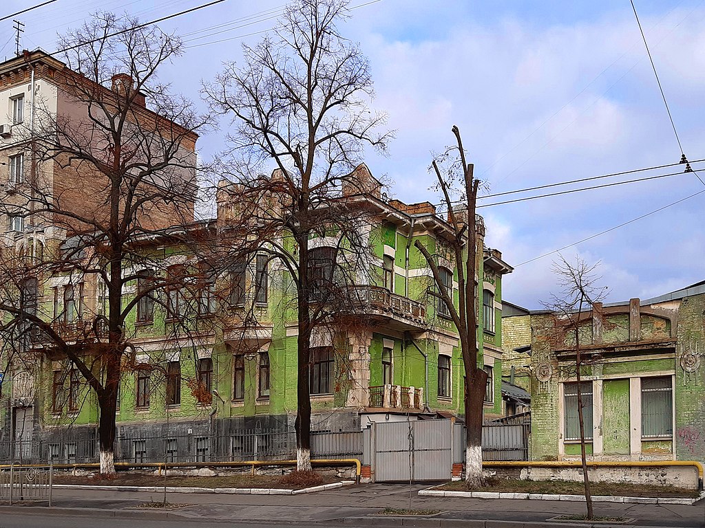Будинок з ірисами