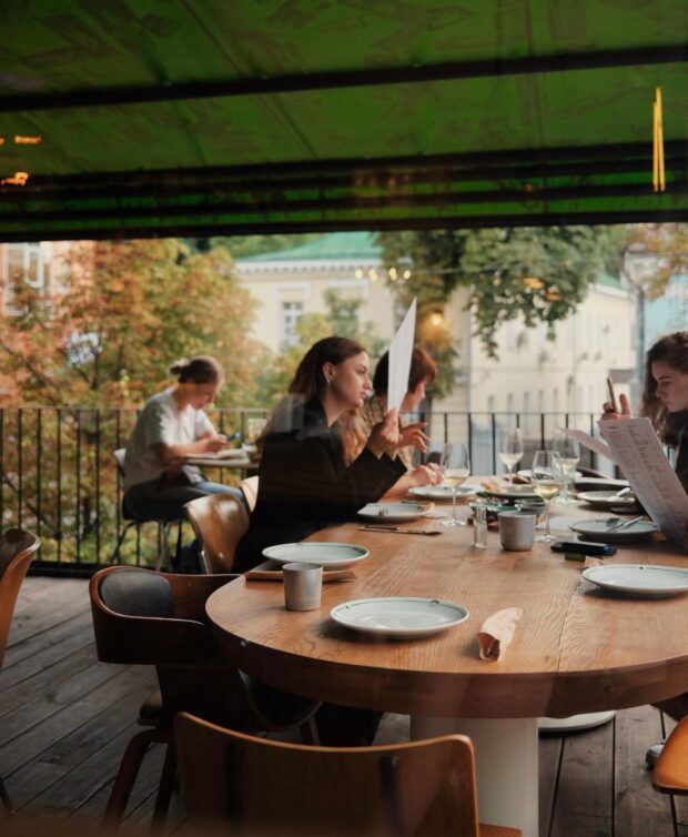 Кафе Shalom, яке полюбила молодь, розташоване за адресою вул. І.Мазепи, 5а.