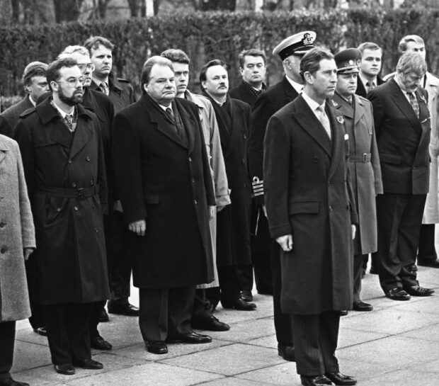 Принц Вельський Чарльз під час церемонії покладення вінка до могили Невідомого солдата. Київ. 1996 рік. Фото Валерія Соловйова