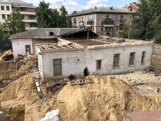 Забудовник почав демонтаж