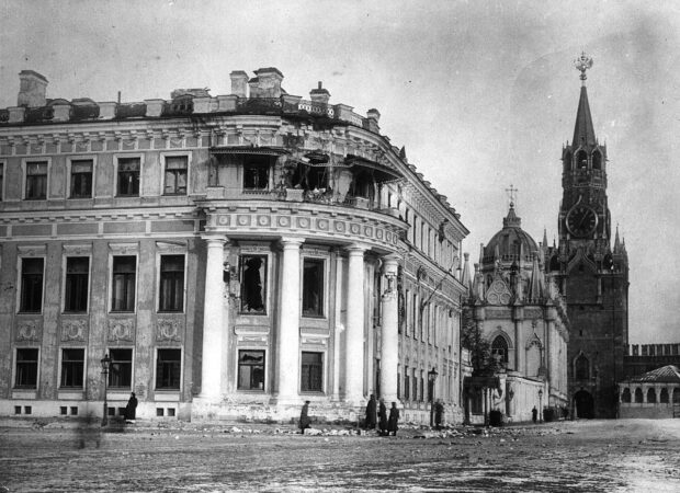 Малий Миколаївський палац після артобстрілу Кремля більшовицькими загонами