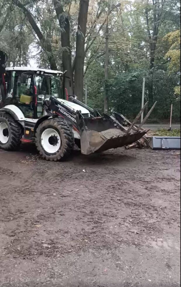 Забудовник, користуючись моментом, встановлює будівельний паркан в центрі Голосіївського парку. Світлина місцевої жительки Варі Бобрової