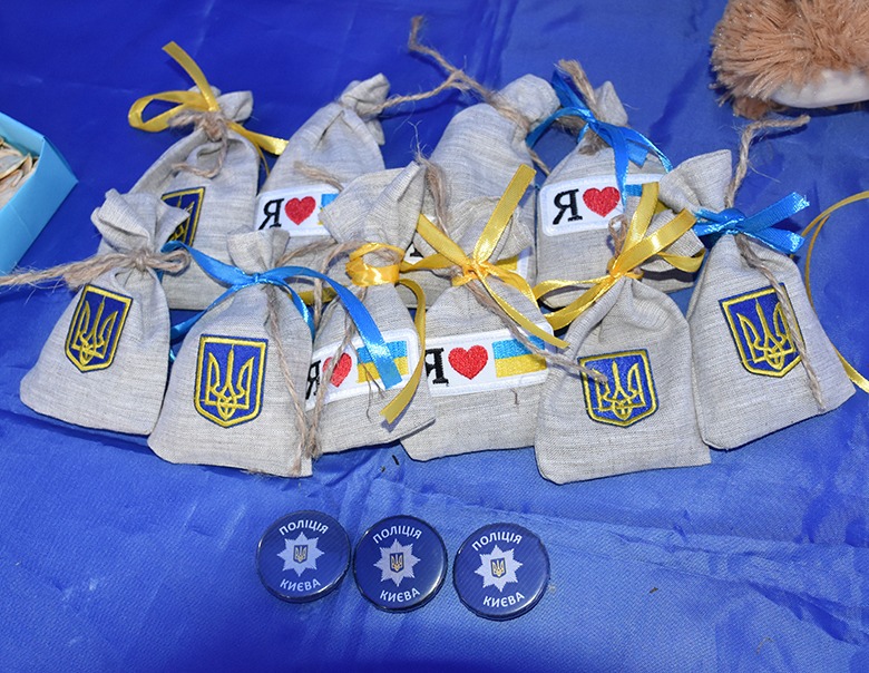Маленькі кияни разом з поліцейськими зробили обереги для військовослужбовців