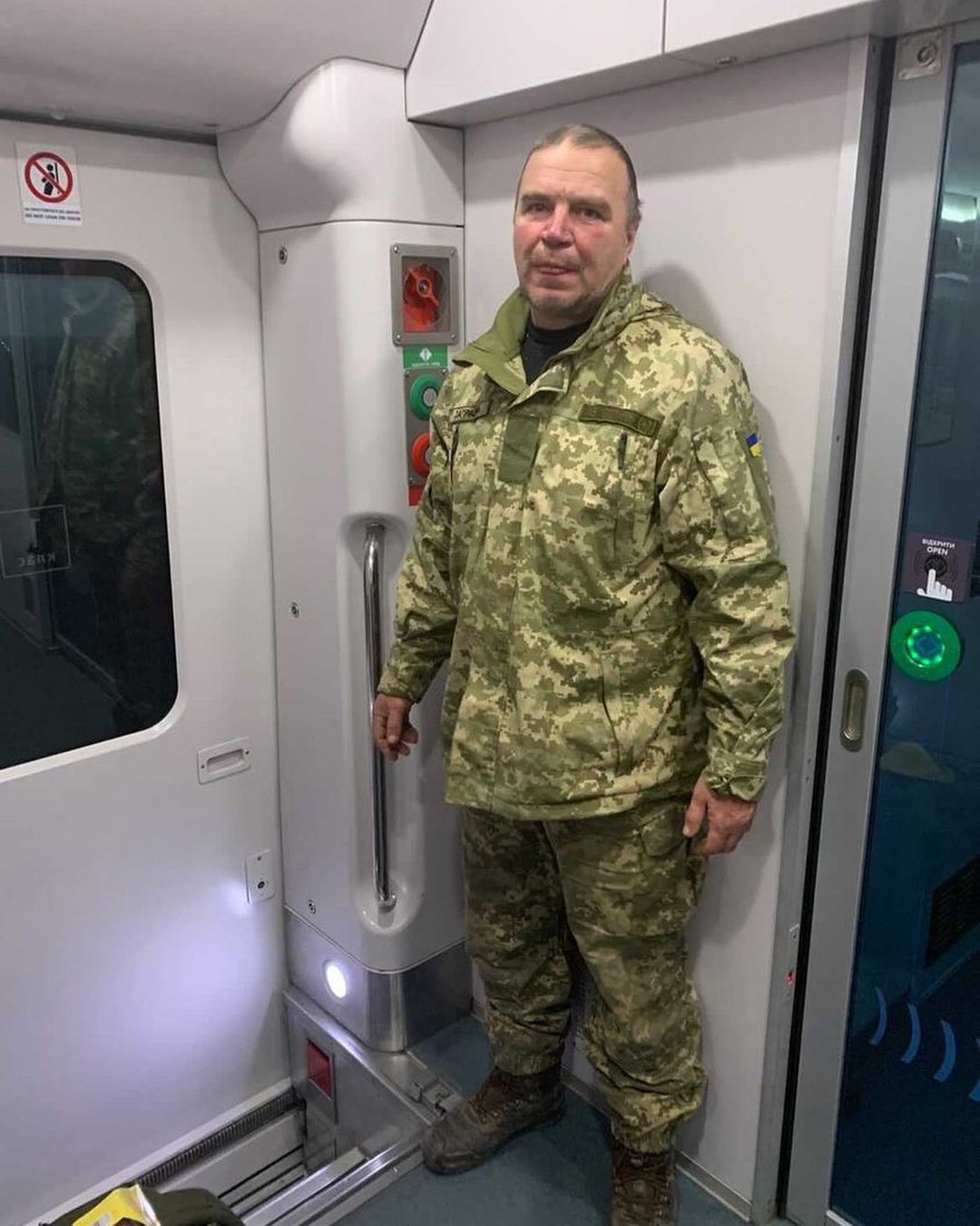 У поїзді Дніпро-Київ військового, що їхав у відпустку, вигнали у тамбур через "поганий запах"