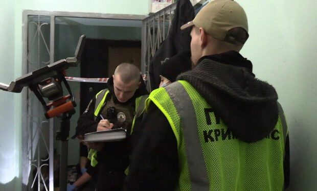 У Києві чоловік вдарив жінку ножем у груди, а потім намагався приховати злочин під виглядом самогубства