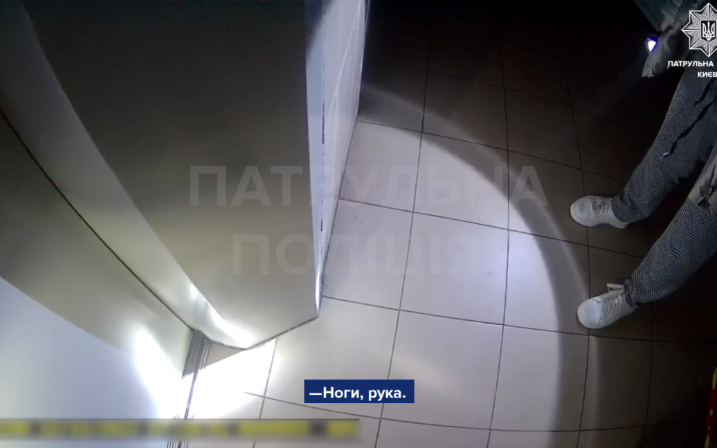 У Києві чоловік застряг у ліфті між поверхами, намагався вибратися та впав у шахту