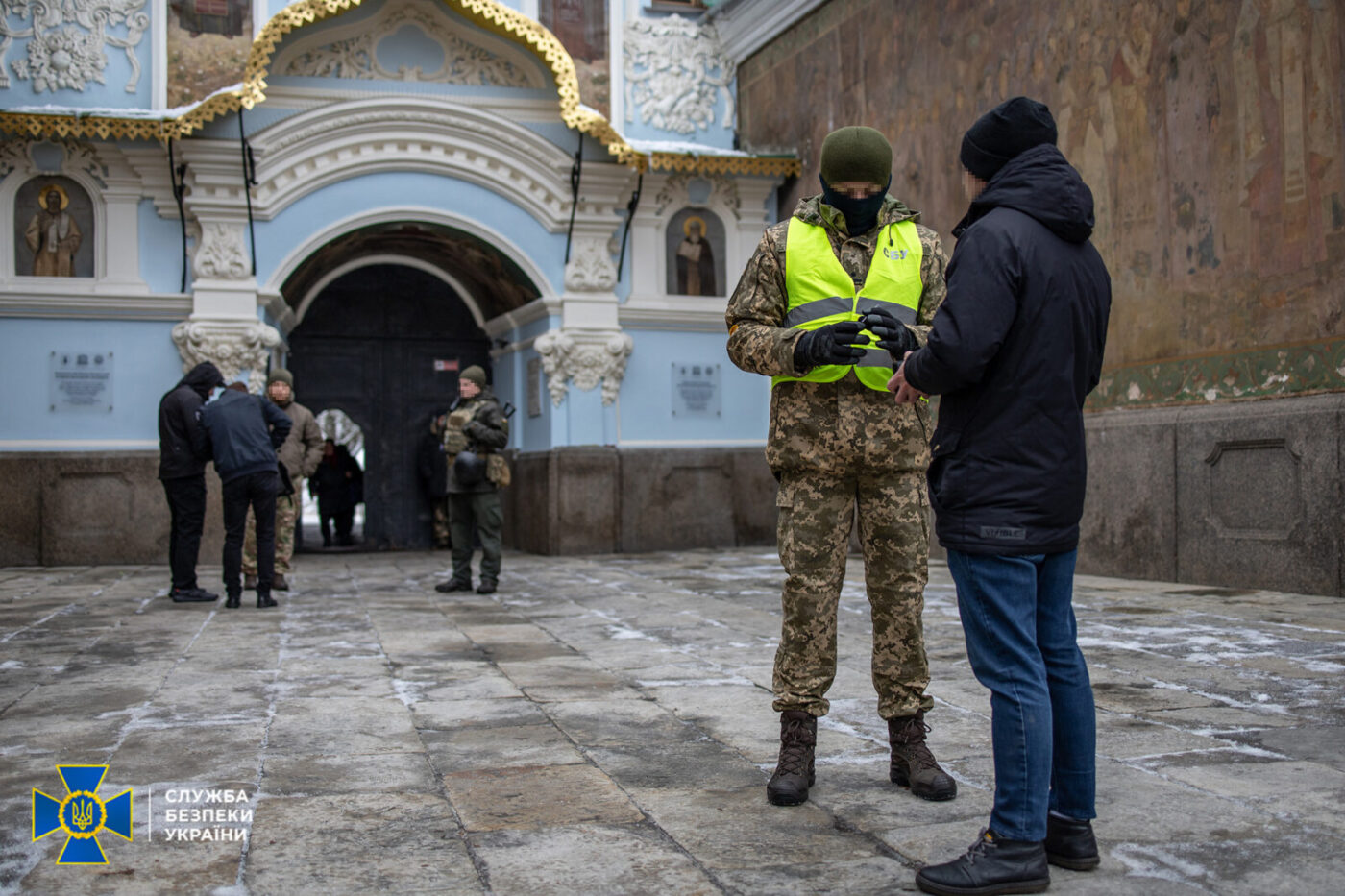 СБУ знайшла проросійську літературу, мільйони готівки у різній валюті та «сумнівних» громадян рф під час безпекових заходів у приміщеннях УПЦ (МП)