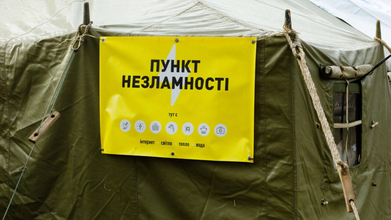 У Києві готові понад 1 200 пунктів обігріву та пунктів незламності, де можна зарядити телефони, павербанки й інші гаджети та зігрітись