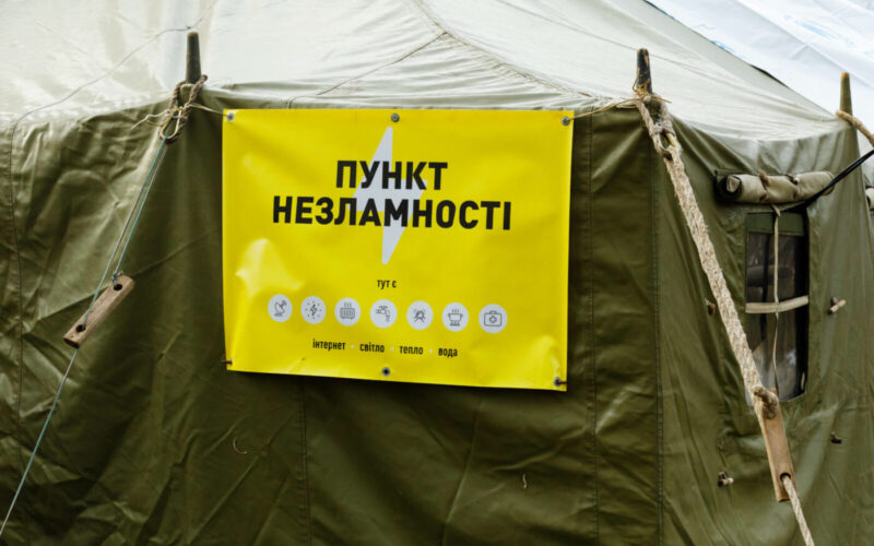 У Києві готові понад 1 200 пунктів обігріву та пунктів незламності, де можна зарядити телефони, павербанки й інші гаджети та зігрітись