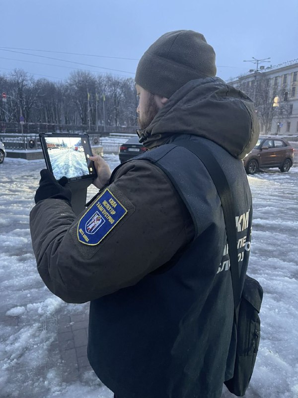 З початку снігопадів інспектори благоустрою внесли майже 650 приписів щодо несвоєчасного прибирання снігу та накриження