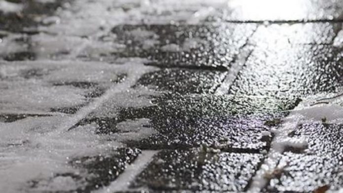 У Києві визначили 50 парків та скверів, де з ожеледицею боротимуться за допомогою гранітної крихти замість солі