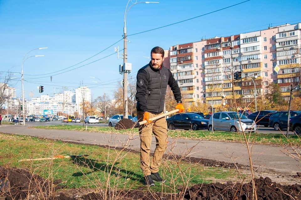 У Деснянському районі висадили алею калини