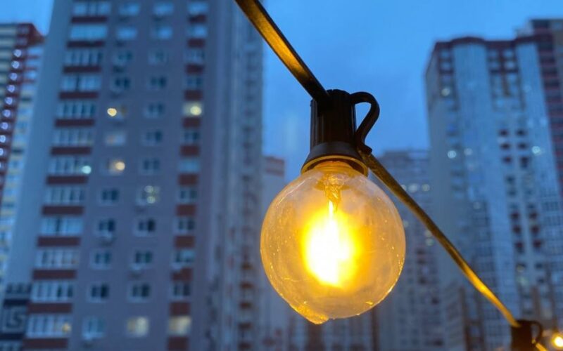У Києві повернули електроенергію всім жителям, які були без світла після атаки 9 січня