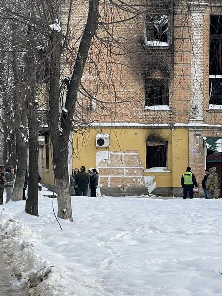 В Гостомелі вандали зрізали графіті Бенксі, їх вже знайшла і допитує поліція