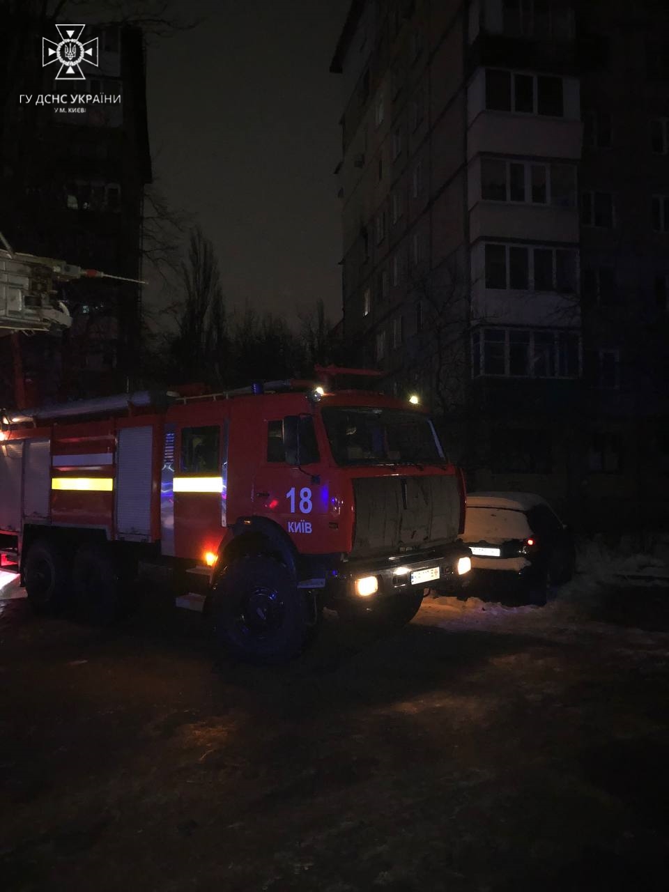 Знайшли непритомною: у Києві пожежники врятували дитину з палаючої квартири
