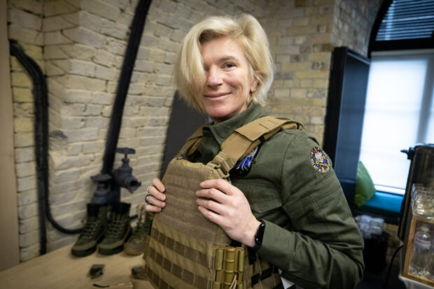 Захисницям зі 112-ої окремої бригади тероборони Києва передали комплекти військової жіночої форми