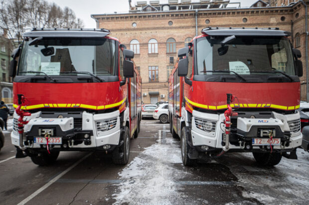 Київ передав Харкову два найсучасніших пожежних авто з можливістю піногасіння