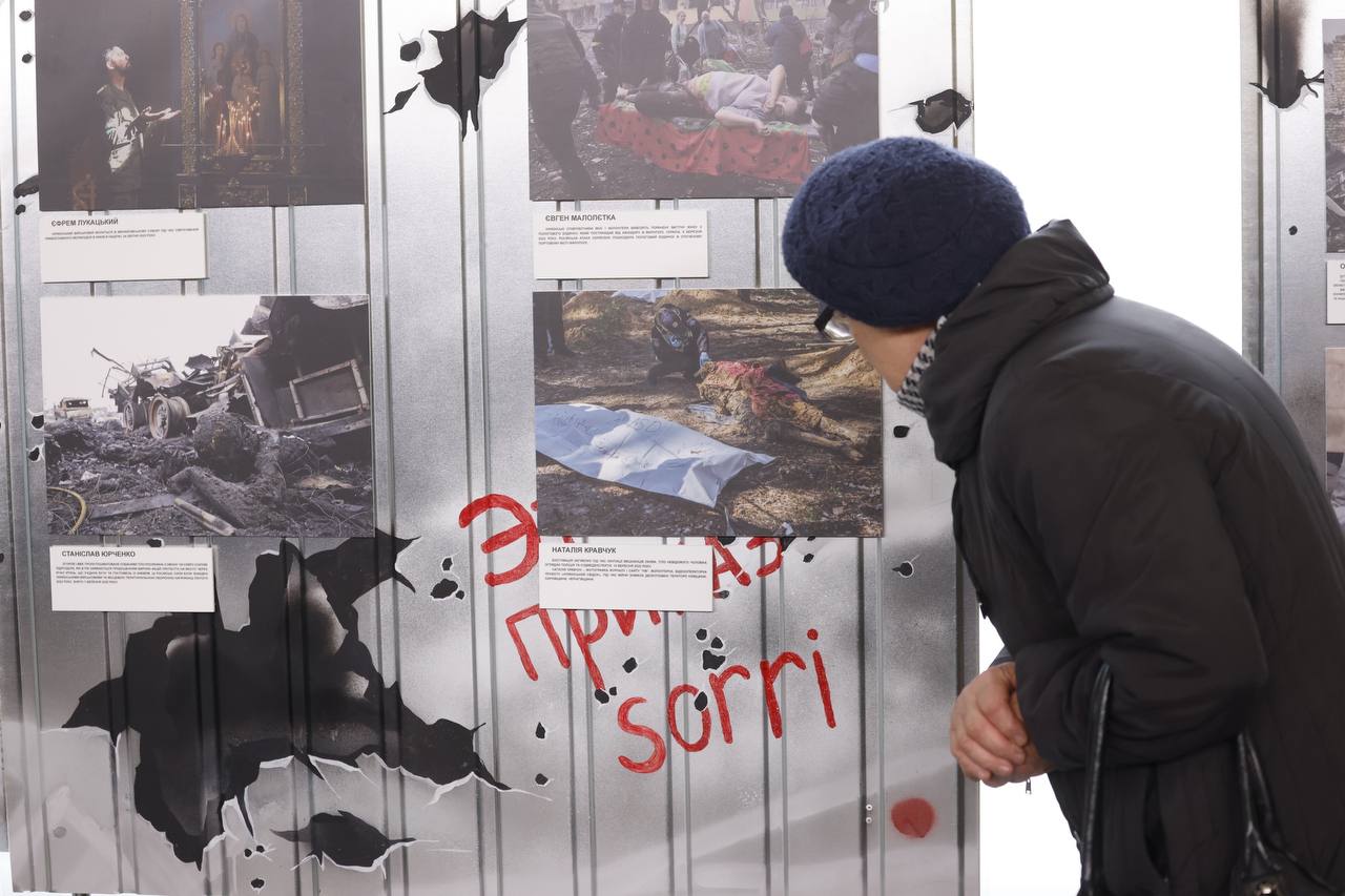 У Київському метрополітені відкрилася фотовиставка «Війна крізь об’єктив: фото з України»