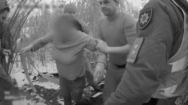 У Києві спецпризначенці врятували киянку, яка разом із собакою провалилася під лід