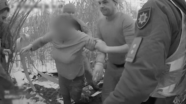 У Києві спецпризначенці врятували киянку, яка разом із собакою провалилася під лід