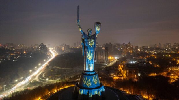 Швейцарський митець створив світловий арт на відомих будівлях Києва