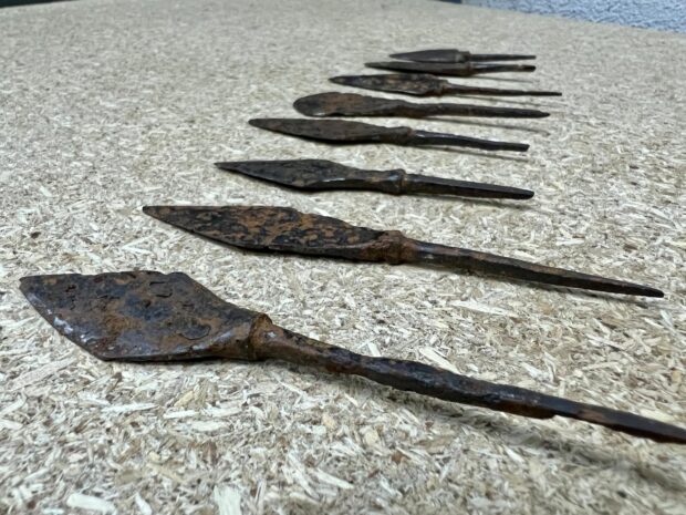 Київські митники виявили в поштовій бандеролі археологічні артефакти Русі 