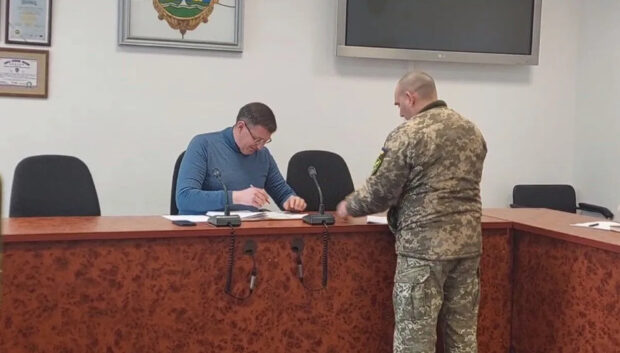 У Броварах на засідання міськвиконкому меру і іншим чоловікам вручили повістки