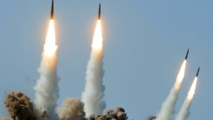 Вранці, 14 січня, в результаті російських ракетних обстрілів, зафіксовані вибухи в Дніпровському та Голосіївському районах столиці.