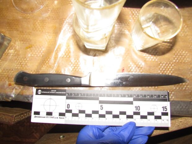 У Києві жінка ледь не зарізала У Києві жінка ледь не зарізала співмешканця і намагалася обманути правоохоронцівспівмешканця і намагалася обманути правоохоронців