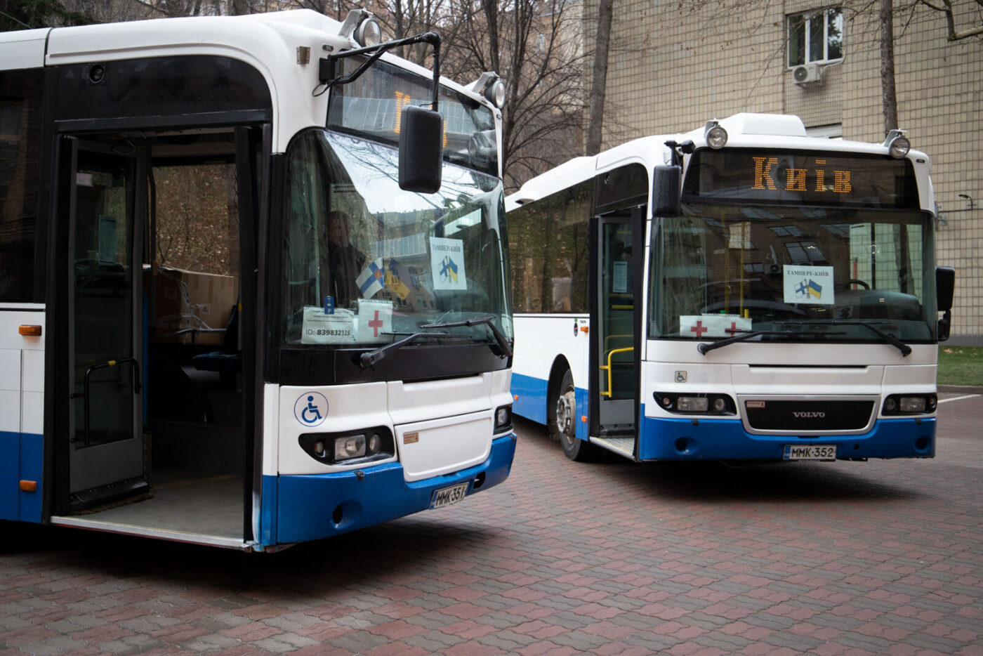 Київ отримав від фінського міста Тампере три пасажирських автобуси та гуманітарну допомогу