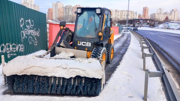Прибирання снігу в столиці: дорожники завершують роботи на автошляхах місцевого значення