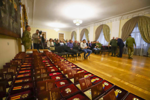 Кияни, що із 24 лютого забезпечували життєдіяльність міста та ліквідовували наслідки збройної агресії рф, отримали нагороди від Міністерства оборони