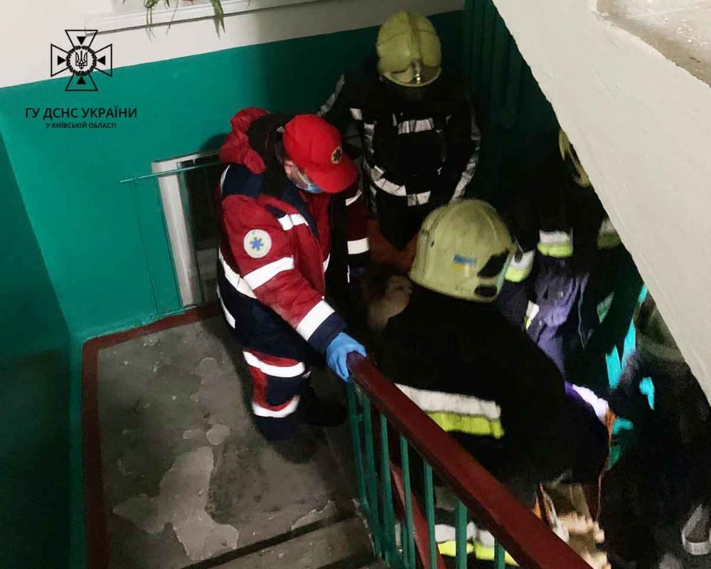 Рятувальники Київщини винесли з палаючої квартири жінку та врятували ще одну людину