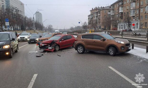 30 аварій за чотири години, є постраждалі: у Києві різко зросла кількість ДТП через погіршення погоди