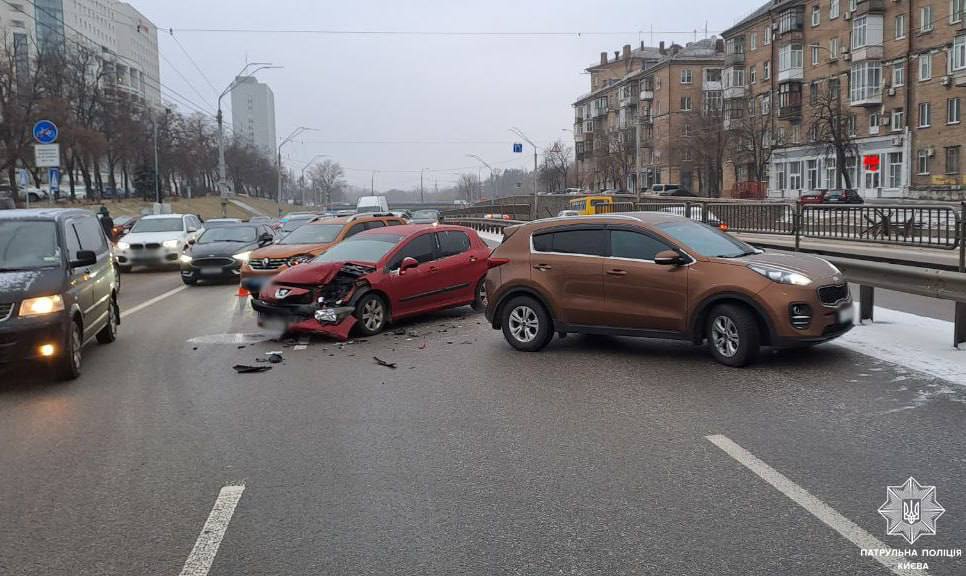 30 аварій за чотири години, є постраждалі: у Києві різко зросла кількість ДТП через погіршення погоди